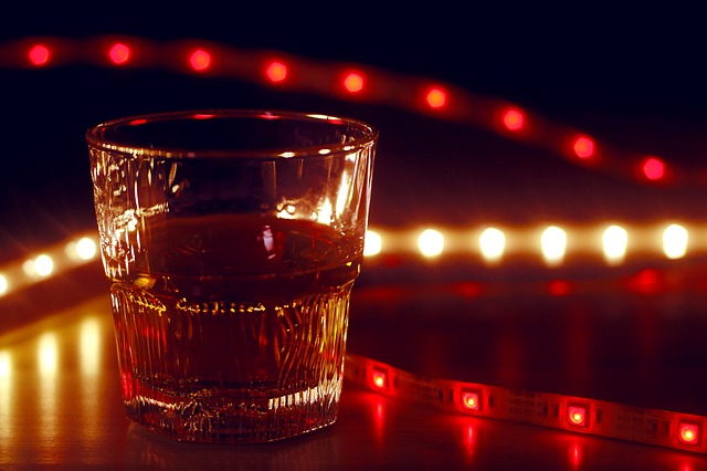 Pohárik s alkoholom, svietiaci LED pás.jpg